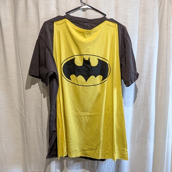 Batman T-shirt with Attachable Cape. Size Meduim. Bin 7 - Picture 1 of 6